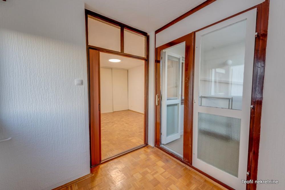Stan na prodaju u Beogradu, Prvomajska, dvoiposoban, 56m2, cena 189000 evra