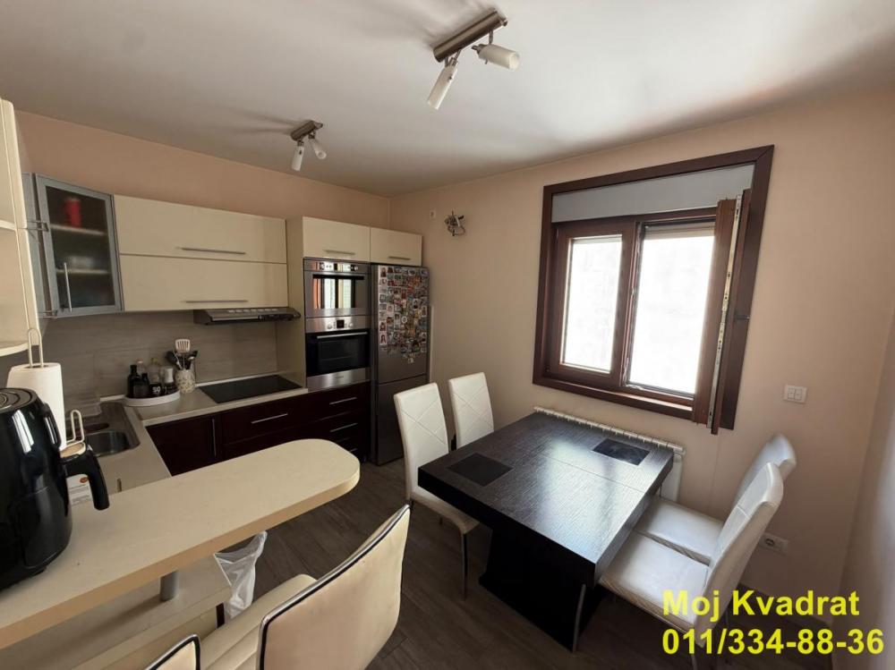 Stan na prodaju u Beogradu, Đeram pijaca, cetvorosoban, 110m2, cena 380000 evra