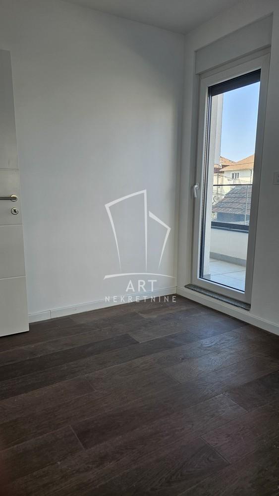 Stan na prodaju u Beogradu, Čukarica, trosoban, 54m2, cena 179000 evra