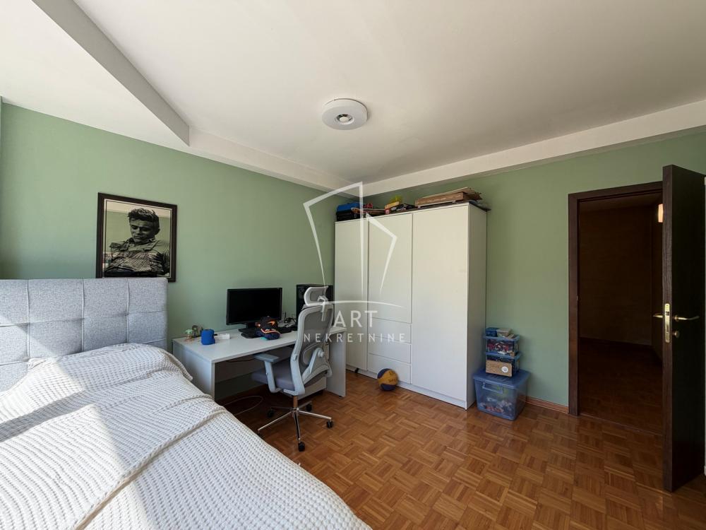 Stan na prodaju u Beogradu, Činovnička kolonija, 141m2, cena 455000 evra