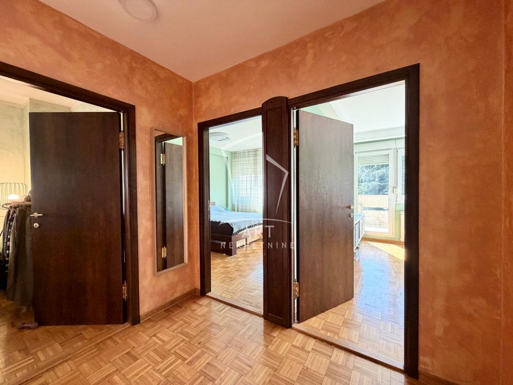 Stan na prodaju u Beogradu, Činovnička kolonija, 141m2, cena 455000 evra