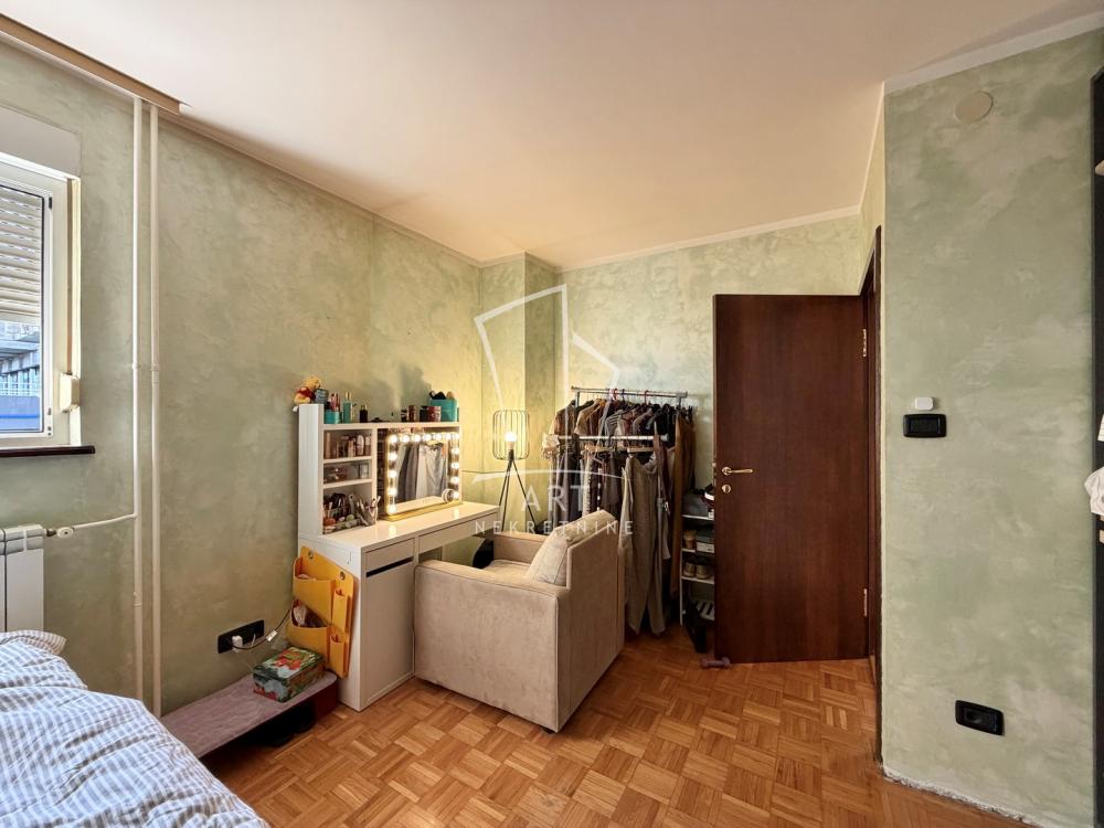 Stan na prodaju u Beogradu, Činovnička kolonija, 141m2, cena 455000 evra