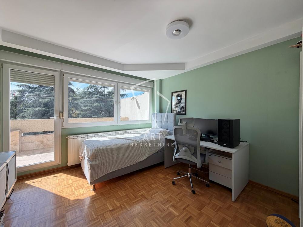 Stan na prodaju u Beogradu, Činovnička kolonija, 141m2, cena 455000 evra