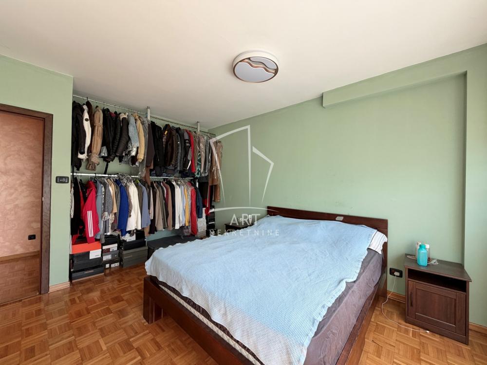 Stan na prodaju u Beogradu, Činovnička kolonija, 141m2, cena 455000 evra