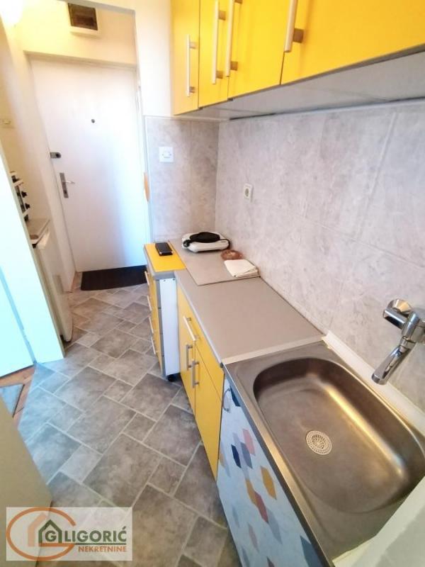 Stan na prodaju u Beogradu, Karaburma, jednoiposoban, 30m2, cena 105000 evra