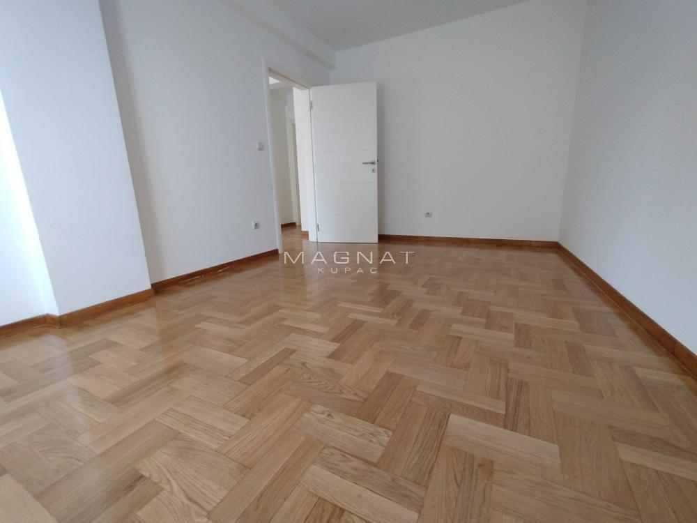 Stan na prodaju u Beogradu, Vračar, trosoban, 65m2, cena 305500 evra