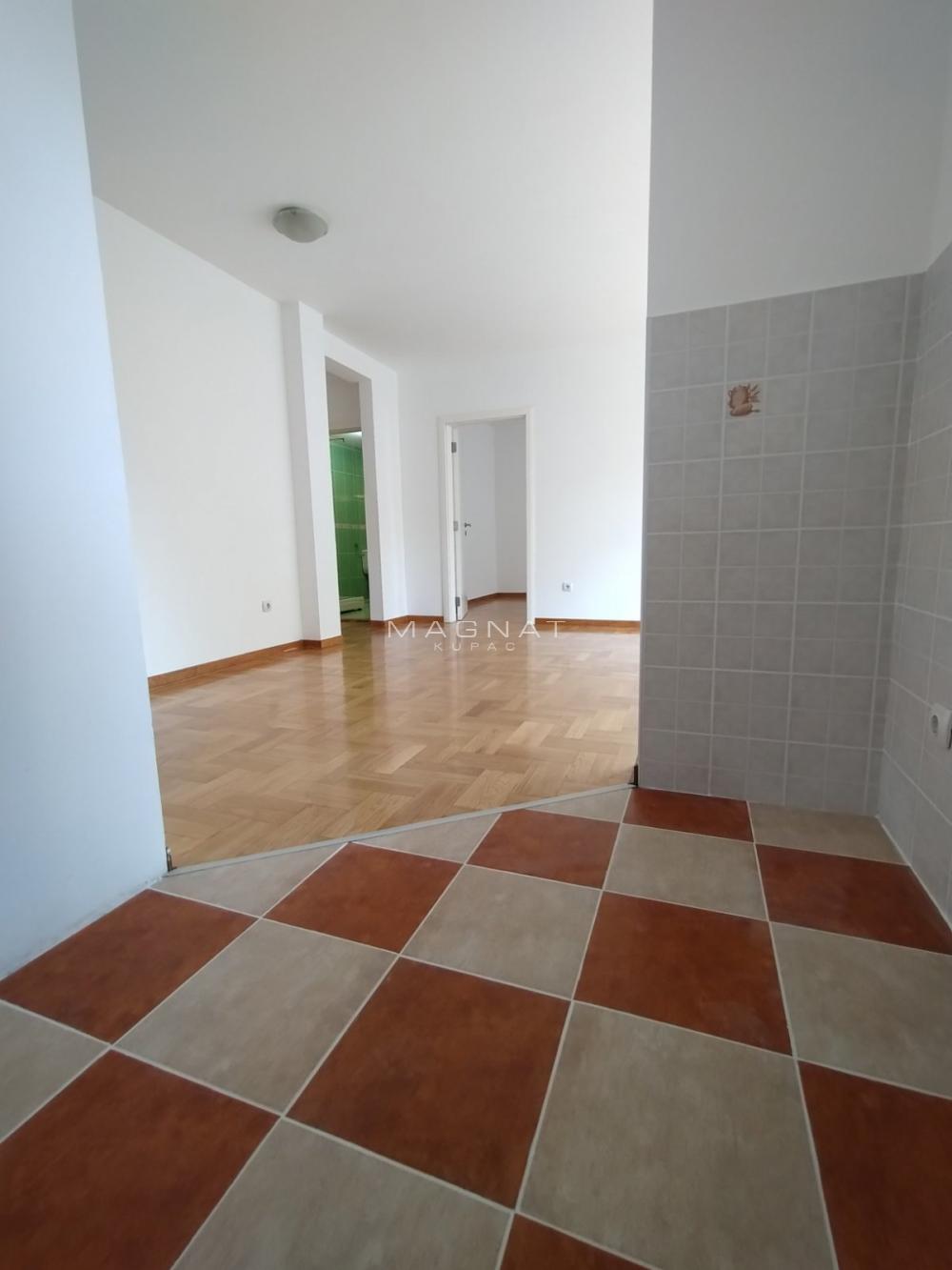 Stan na prodaju u Beogradu, Vračar, trosoban, 65m2, cena 305500 evra