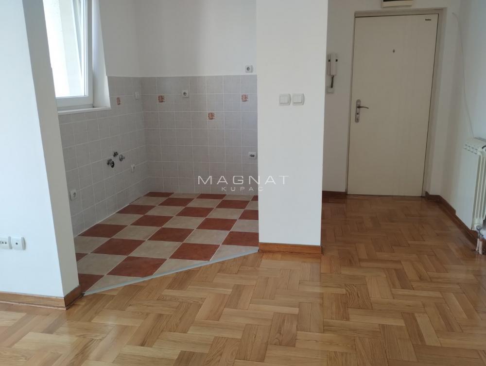 Stan na prodaju u Beogradu, Vračar, trosoban, 65m2, cena 305500 evra