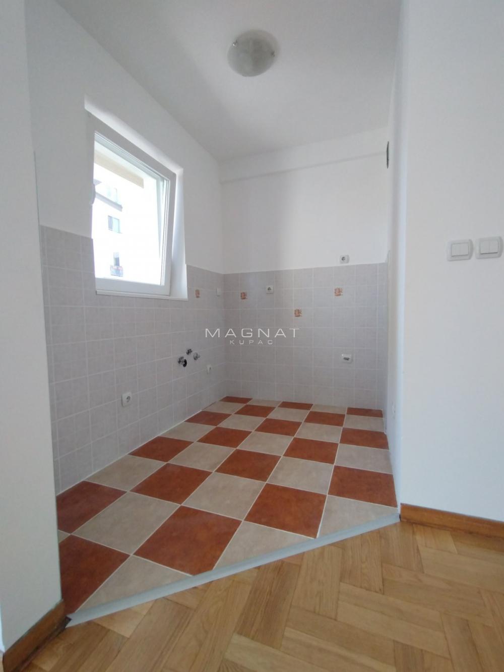 Stan na prodaju u Beogradu, Vračar, trosoban, 65m2, cena 305500 evra