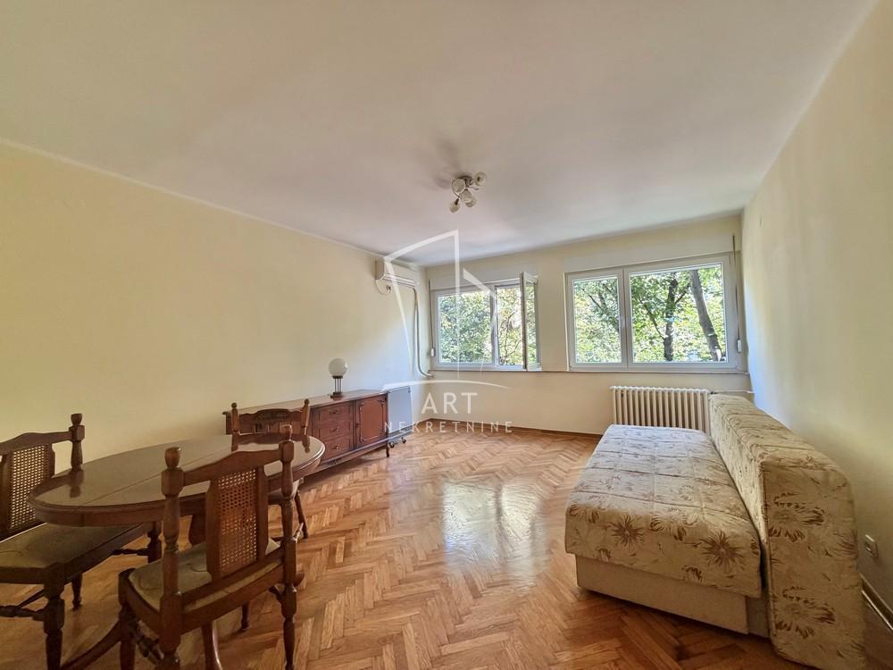 Stan na prodaju u Beogradu, Novi Beograd blok 38 (OŠ Ratko Mitrović), dvoiposoban, 76m2, cena 290000 evra