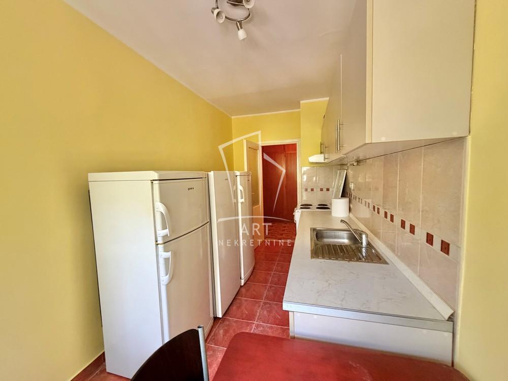 Stan na prodaju u Beogradu, Novi Beograd blok 38 (OŠ Ratko Mitrović), dvoiposoban, 76m2, cena 290000 evra