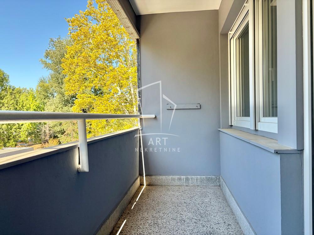 Stan na prodaju u Beogradu, Novi Beograd blok 38 (OŠ Ratko Mitrović), dvoiposoban, 76m2, cena 290000 evra