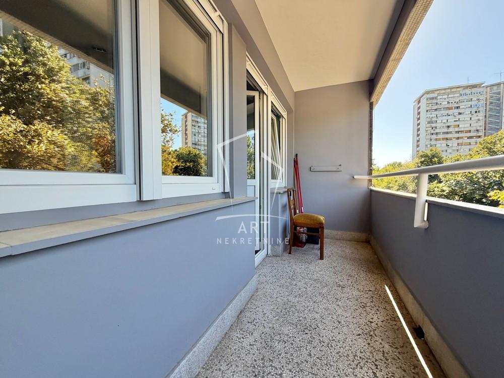 Stan na prodaju u Beogradu, Novi Beograd blok 38 (OŠ Ratko Mitrović), dvoiposoban, 76m2, cena 290000 evra