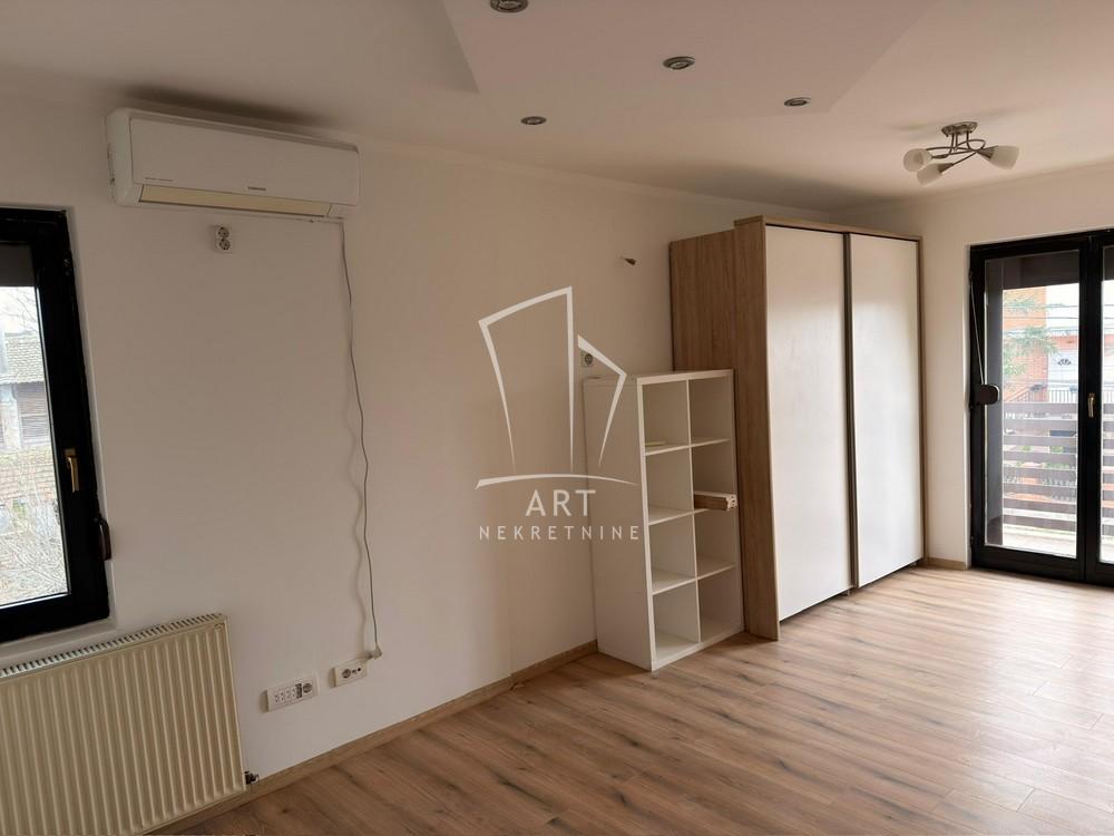 Stan na prodaju u Beogradu, Borča, trosoban, 111m2, cena 185000 evra