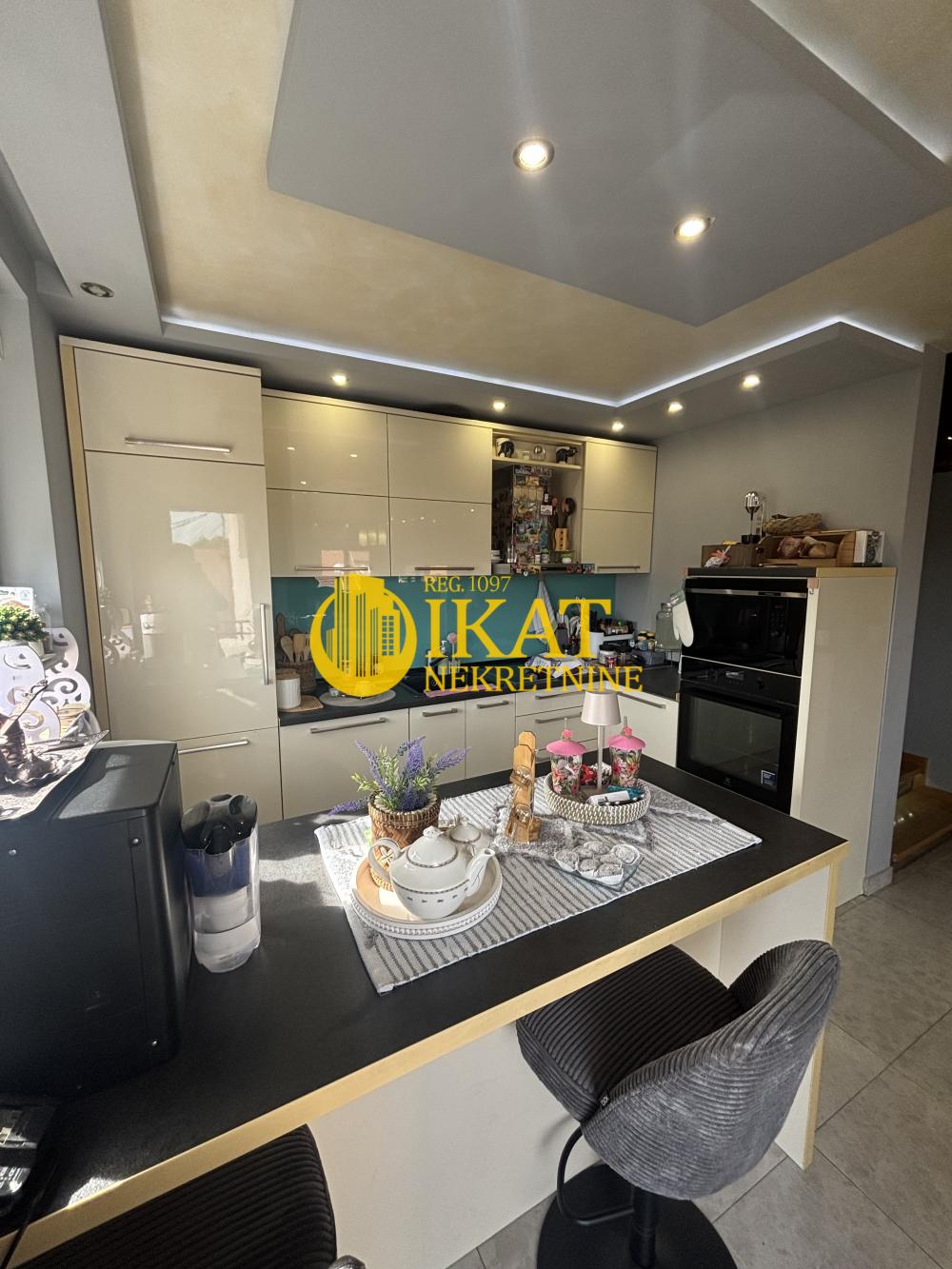 Stan na prodaju u Beogradu, Zemun, cetvorosoban, 101m2, cena 235000 evra