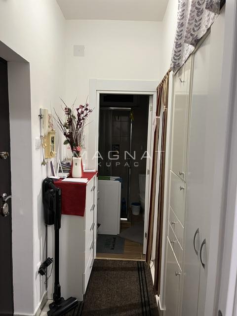 Stan na prodaju u Beogradu, Novi Beograd blok 21 (10. gimnazija), jednosoban, 31m2, cena 138000 evra