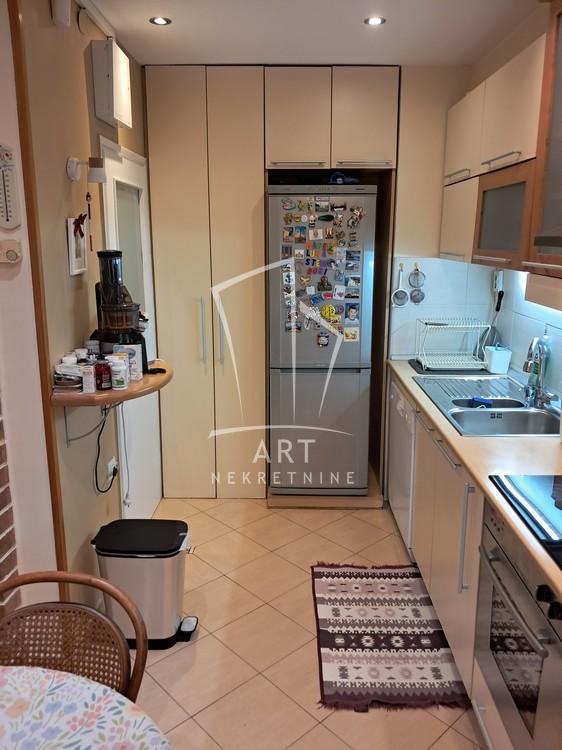 Stan na prodaju u Beogradu, Karaburma, dvoiposoban, 53m2, cena 165000 evra