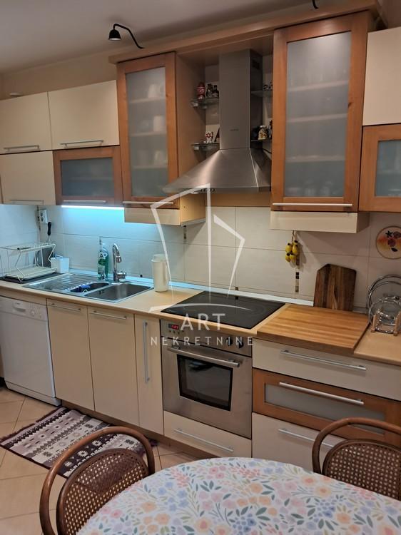 Stan na prodaju u Beogradu, Karaburma, dvoiposoban, 53m2, cena 165000 evra