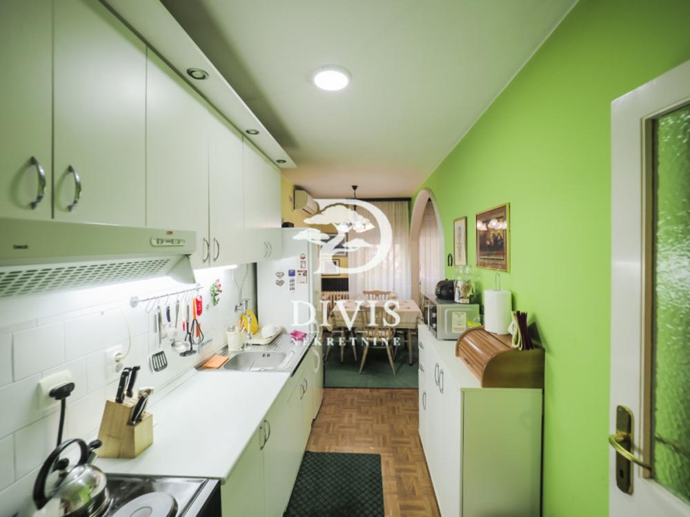 Stan na prodaju u Beogradu, Zemun centar, dvoiposoban, 59m2, cena 240000 evra