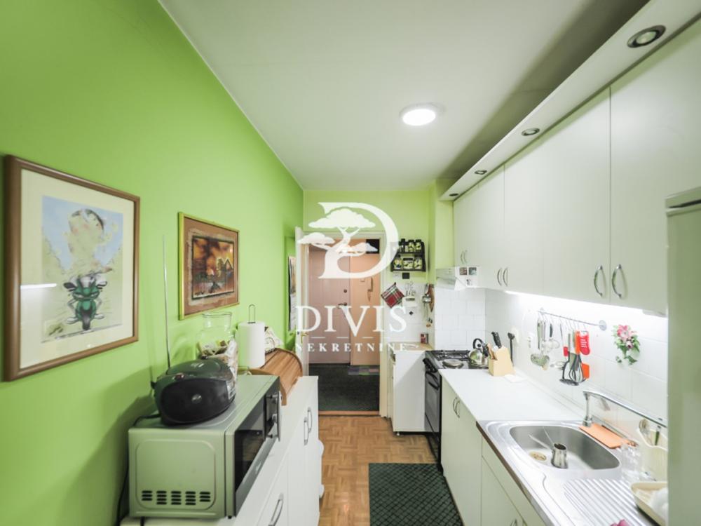Stan na prodaju u Beogradu, Zemun centar, dvoiposoban, 59m2, cena 240000 evra