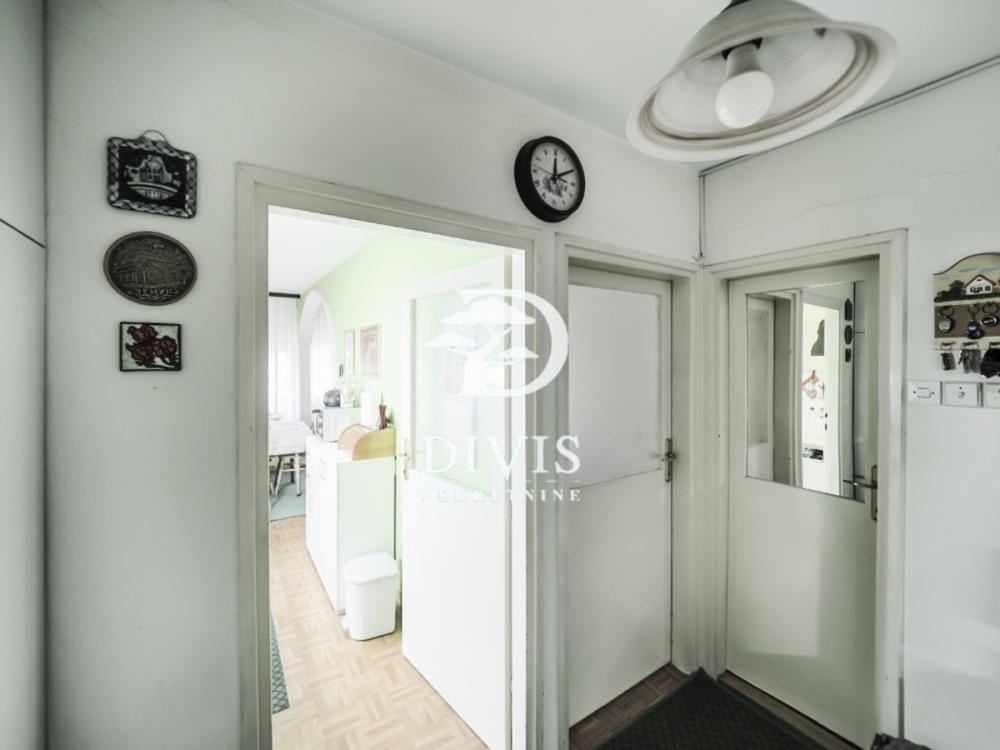 Stan na prodaju u Beogradu, Zemun centar, dvoiposoban, 59m2, cena 240000 evra
