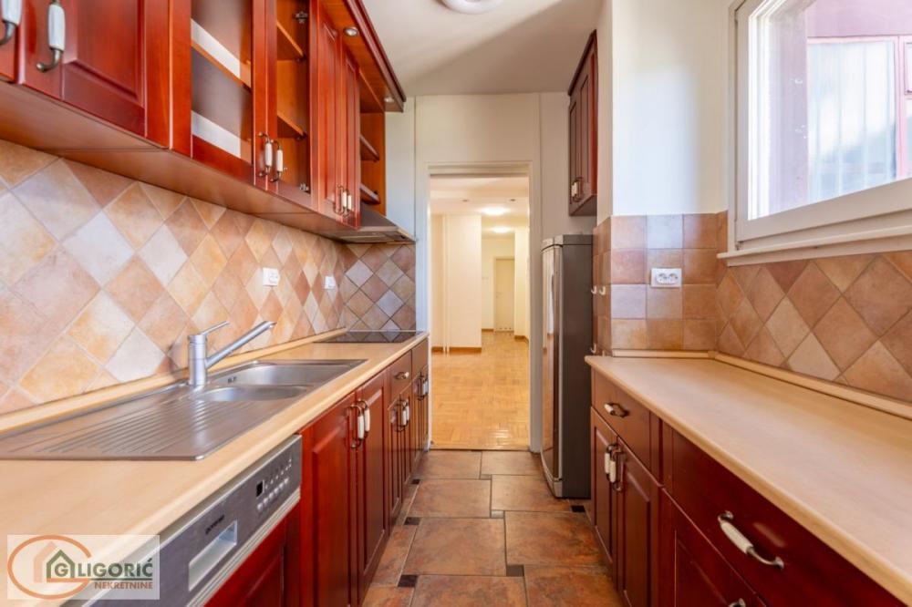 Stan na prodaju u Beogradu, Novi Beograd blok 19 (Sava centar), 122m2, cena 410000 evra