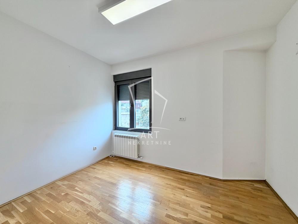 Stan na prodaju u Beogradu, Vukov spomenik, trosoban, 75m2, cena 320000 evra