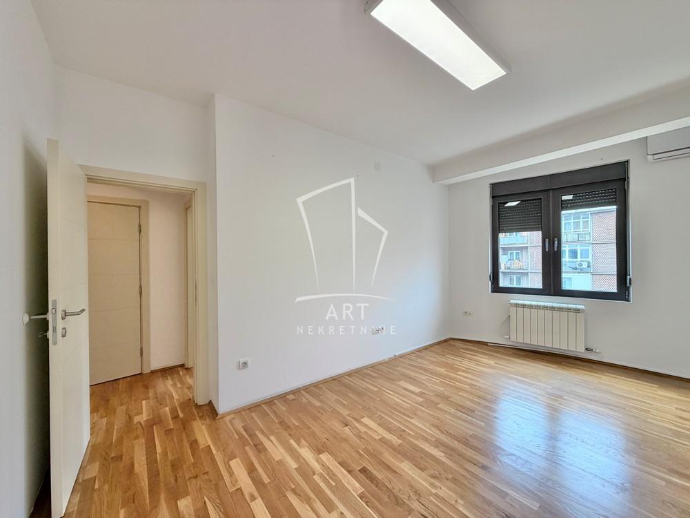 Stan na prodaju u Beogradu, Vukov spomenik, trosoban, 75m2, cena 320000 evra
