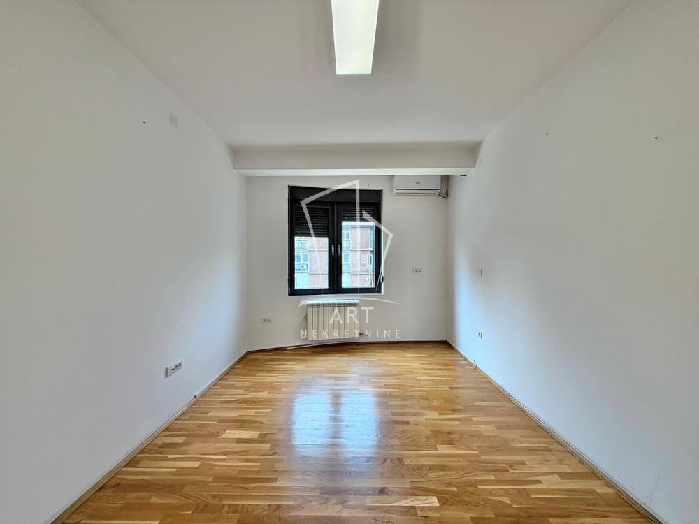 Stan na prodaju u Beogradu, Vukov spomenik, trosoban, 75m2, cena 320000 evra