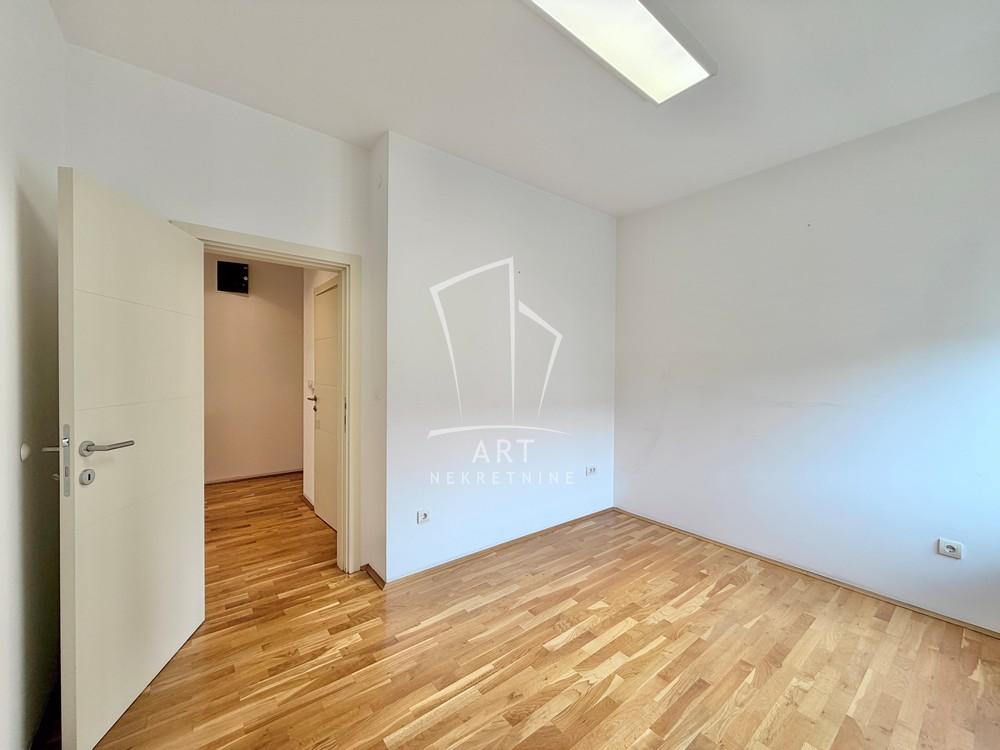 Stan na prodaju u Beogradu, Vukov spomenik, trosoban, 75m2, cena 320000 evra