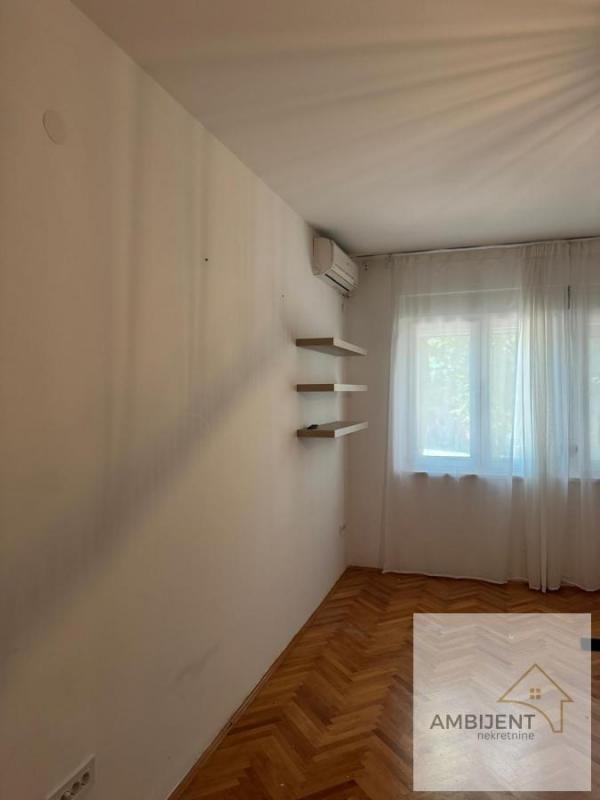 Stan na prodaju u Beogradu, Zemun, trosoban, 54m2, cena 200000 evra