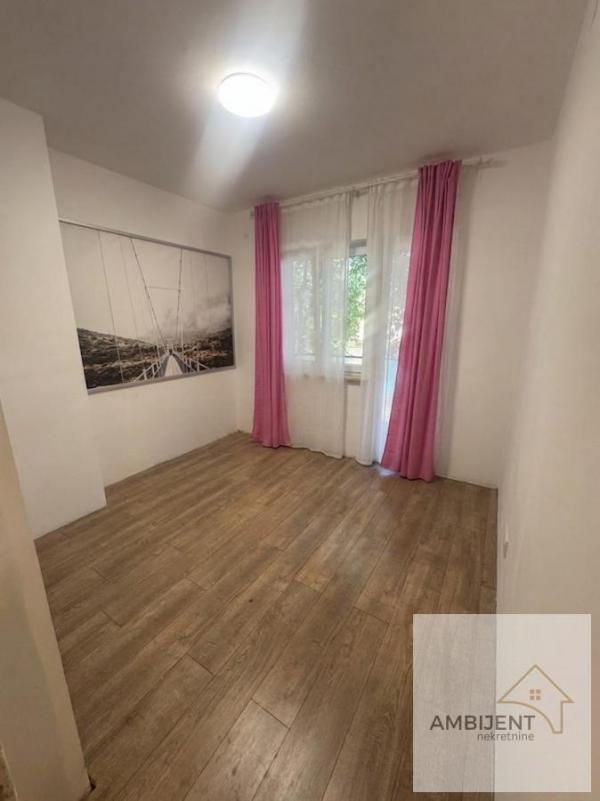 Stan na prodaju u Beogradu, Zemun, trosoban, 54m2, cena 200000 evra