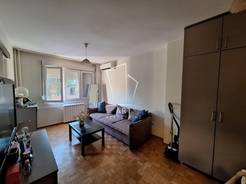 Stan na prodaju u Beogradu, Crveni Krst, jednoiposoban, 27m2, cena 148500 evra