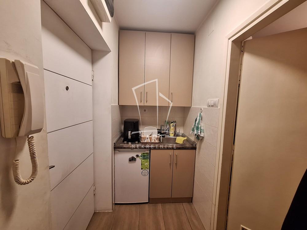 Stan na prodaju u Beogradu, Crveni Krst, jednoiposoban, 27m2, cena 148500 evra