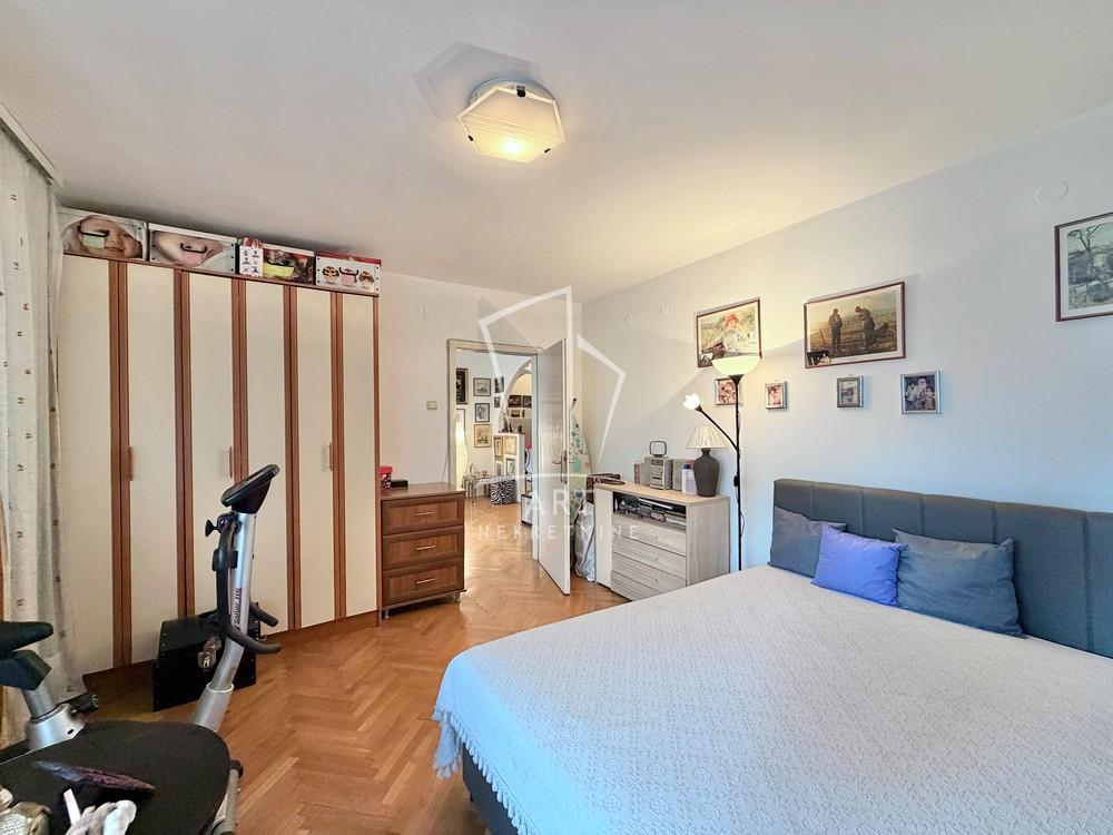 Stan na prodaju u Beogradu, Novi Beograd blok 21 (10. gimnazija), cetvorosoban, 103m2, cena 500000 evra