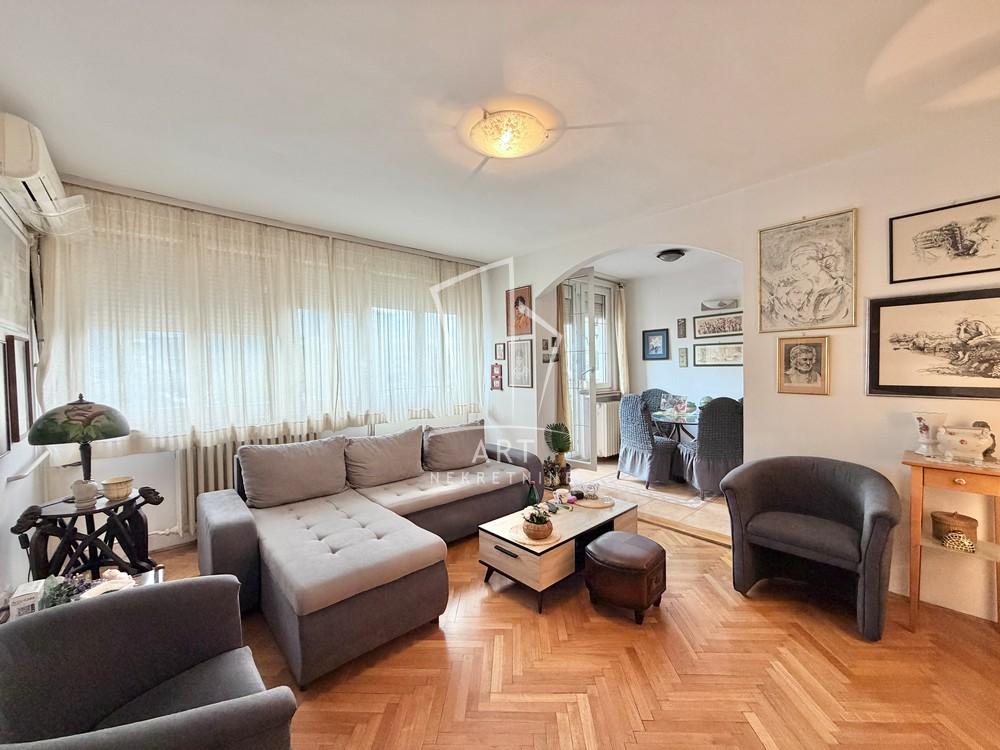 Stan na prodaju u Beogradu, Novi Beograd blok 21 (10. gimnazija), cetvorosoban, 103m2, cena 500000 evra