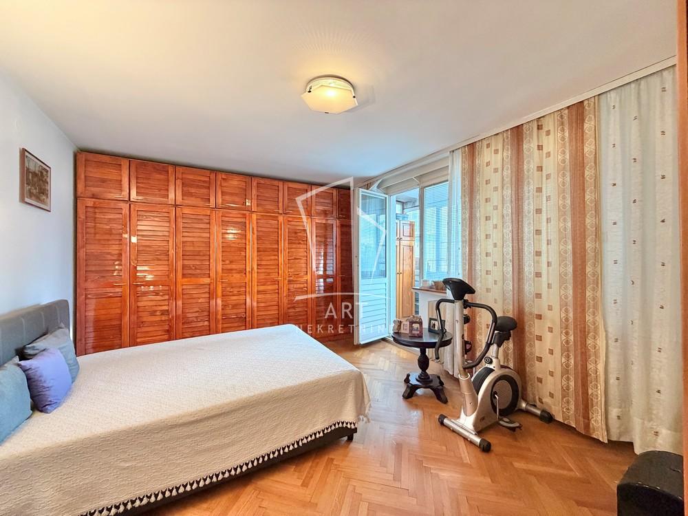 Stan na prodaju u Beogradu, Novi Beograd blok 21 (10. gimnazija), cetvorosoban, 103m2, cena 500000 evra