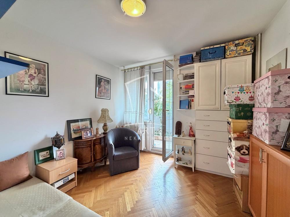 Stan na prodaju u Beogradu, Novi Beograd blok 21 (10. gimnazija), cetvorosoban, 103m2, cena 500000 evra