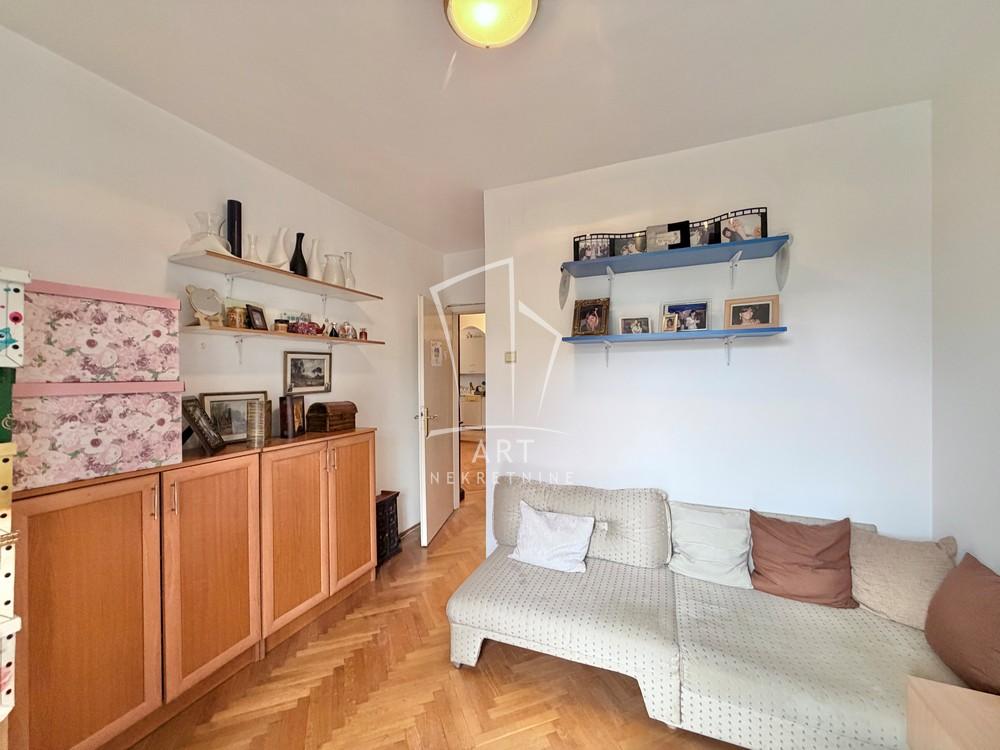 Stan na prodaju u Beogradu, Novi Beograd blok 21 (10. gimnazija), cetvorosoban, 103m2, cena 500000 evra