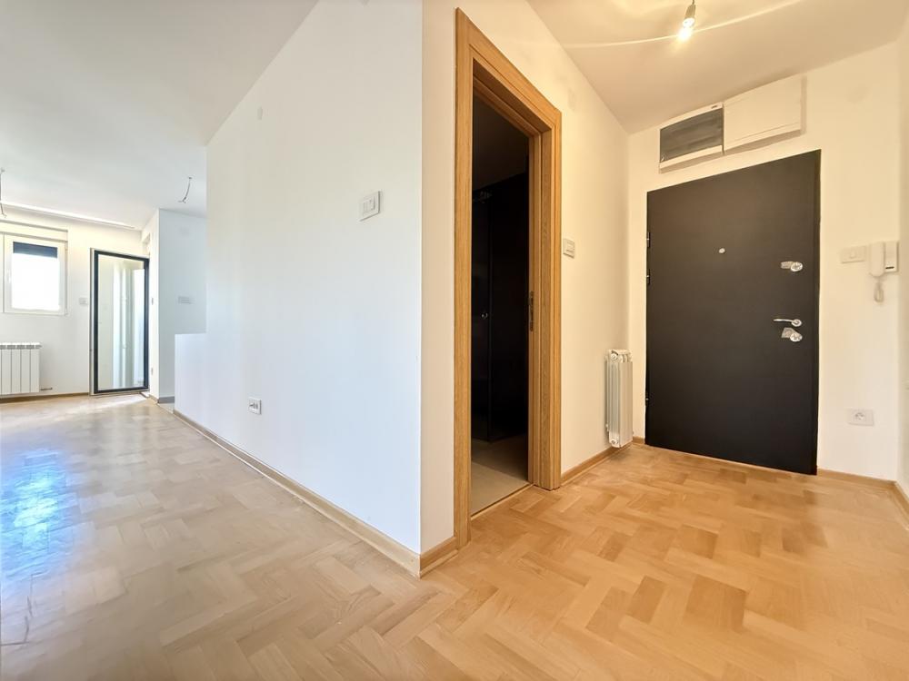 Stan na prodaju u Beogradu, Cvetkova pijaca, trosoban, 65m2, cena 205000 evra