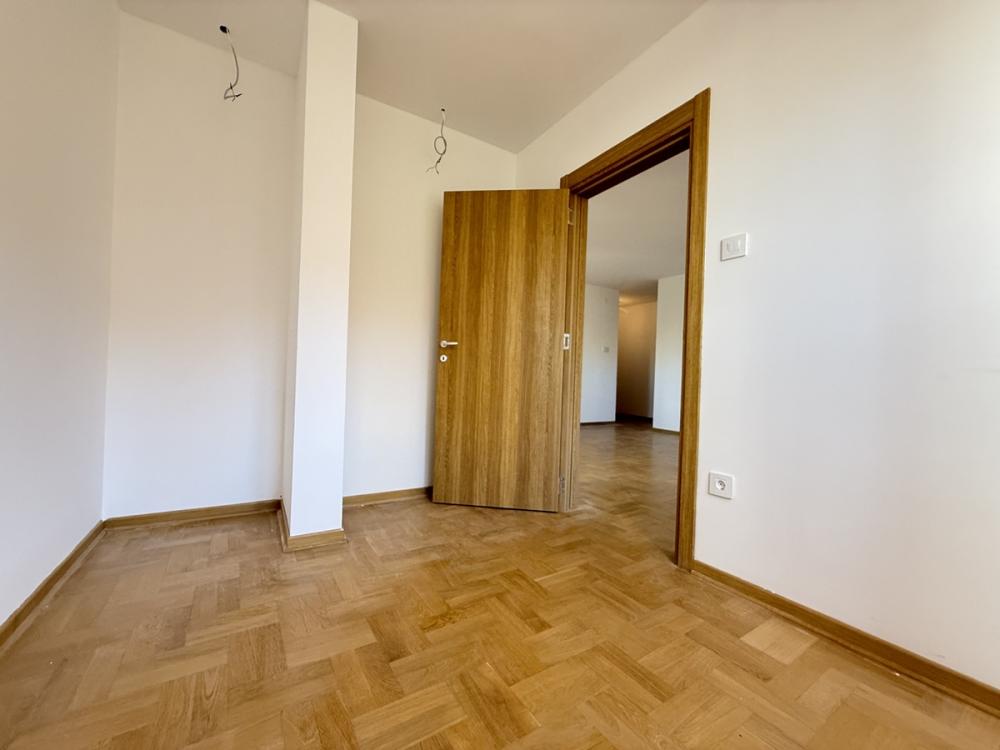 Stan na prodaju u Beogradu, Cvetkova pijaca, trosoban, 65m2, cena 205000 evra