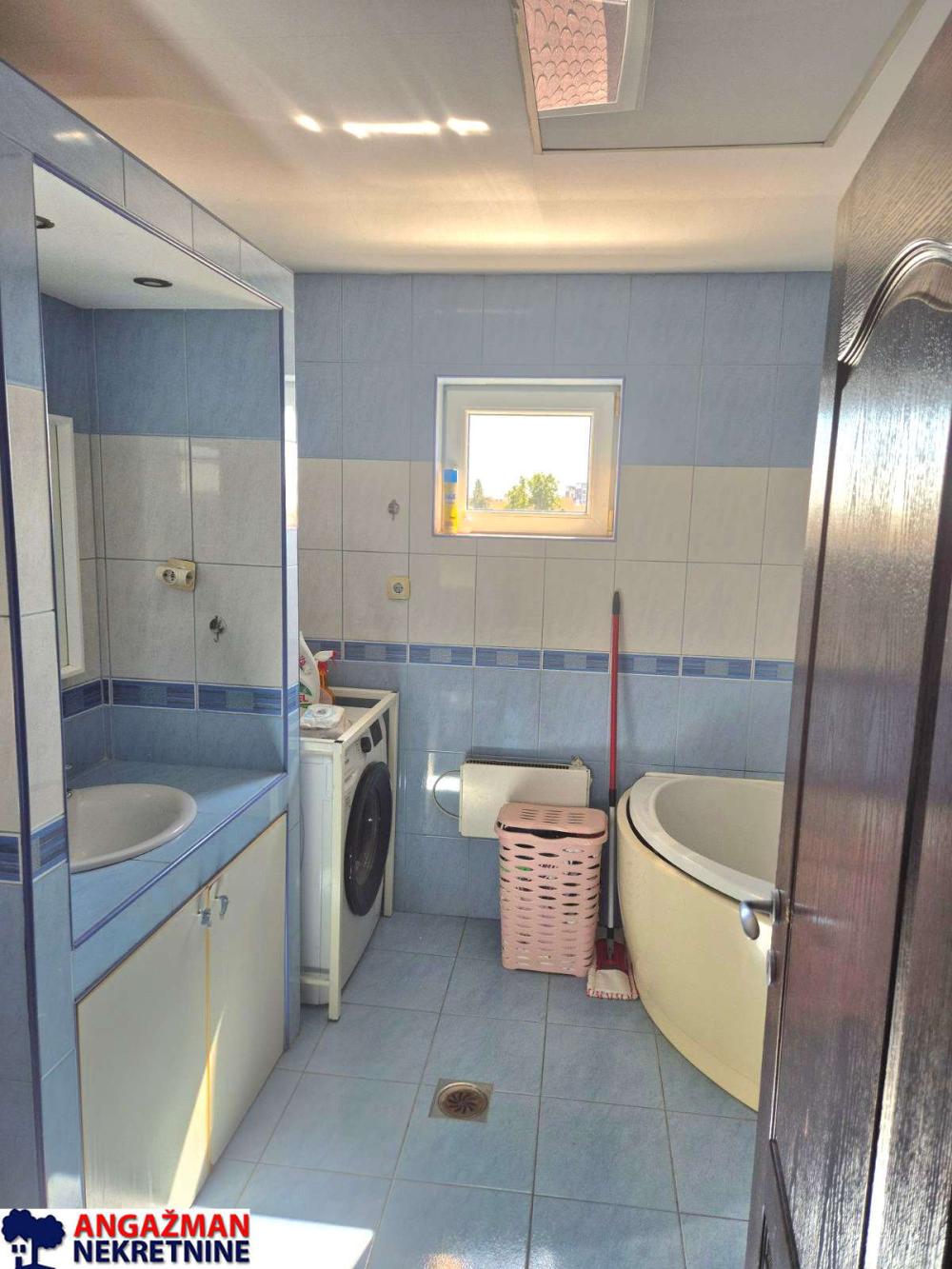 Stan na prodaju u Beogradu, Meandri, cetvorosoban, 70m2, cena 185000 evra