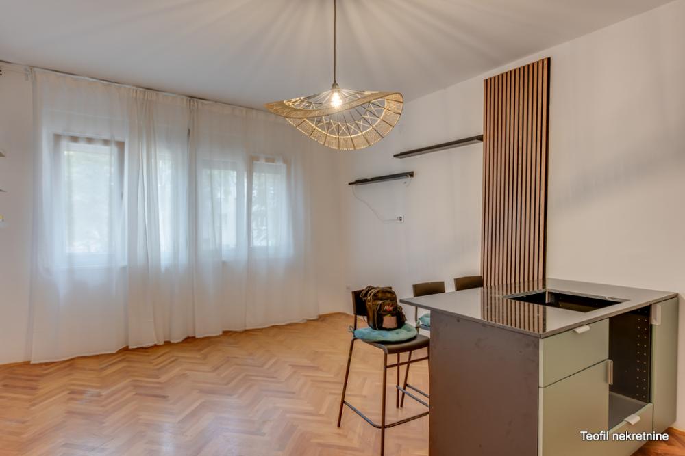 Stan na prodaju u Beogradu, Zemun, trosoban, 60m2, cena 185000 evra