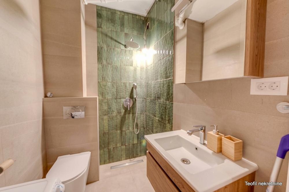 Stan na prodaju u Beogradu, Zemun, trosoban, 60m2, cena 185000 evra