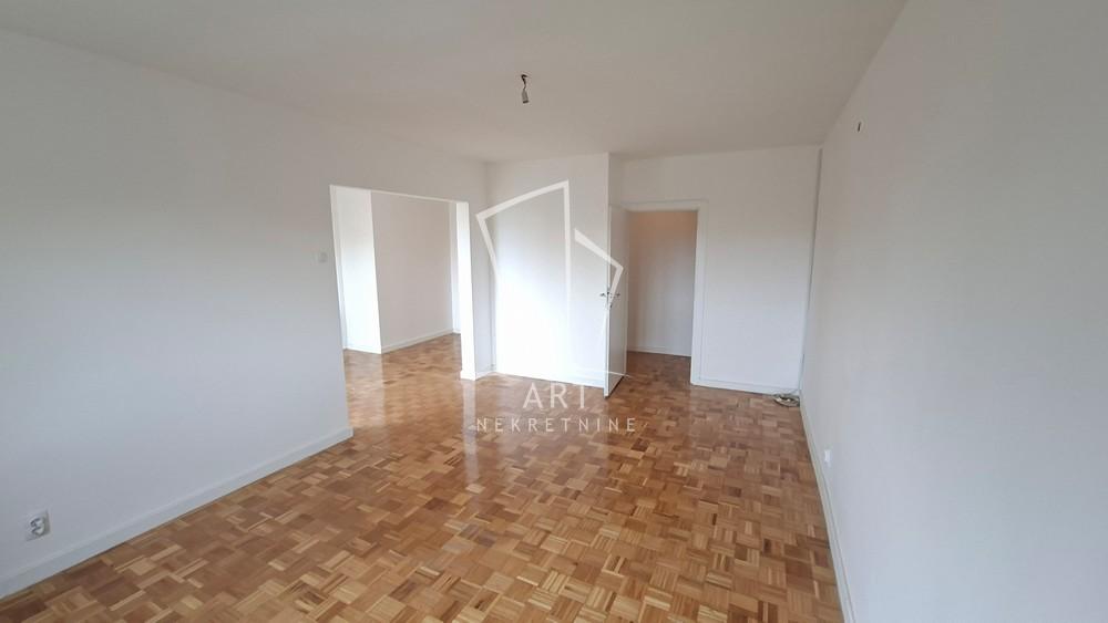 Stan na prodaju u Beogradu, Meandri, trosoban, 77m2, cena 245000 evra