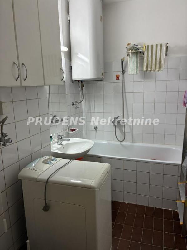 Stan na prodaju u Beogradu, Novi Beograd blok 71, jednoiposoban, 52m2, cena 175000 evra