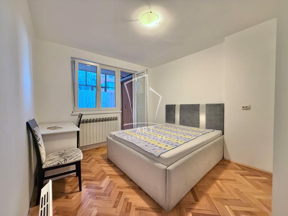 Stan na prodaju u Beogradu, Karaburma, trosoban, 53m2, cena 178000 evra