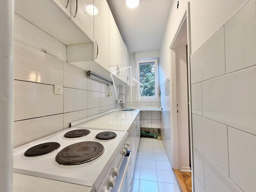 Stan na prodaju u Beogradu, Karaburma, trosoban, 53m2, cena 178000 evra