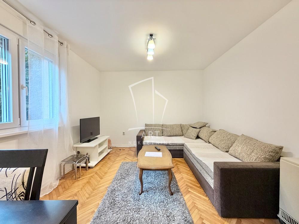 Stan na prodaju u Beogradu, Karaburma, trosoban, 53m2, cena 178000 evra