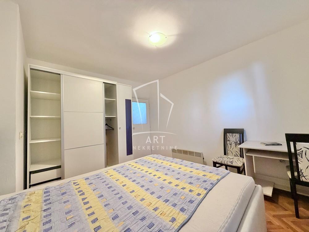 Stan na prodaju u Beogradu, Karaburma, trosoban, 53m2, cena 178000 evra
